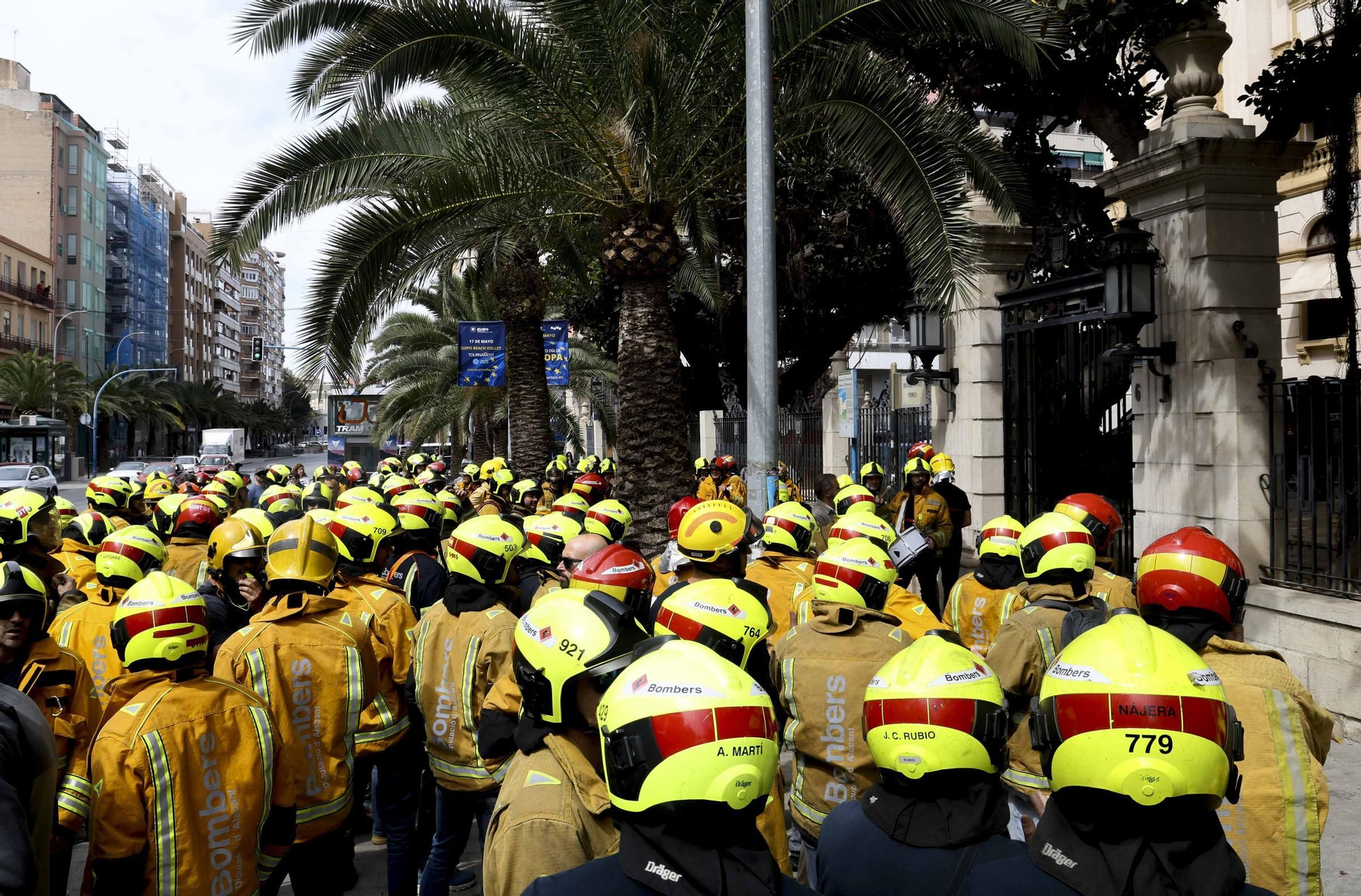 Protesta de los bomberos frente a la Diputación de Alicante
