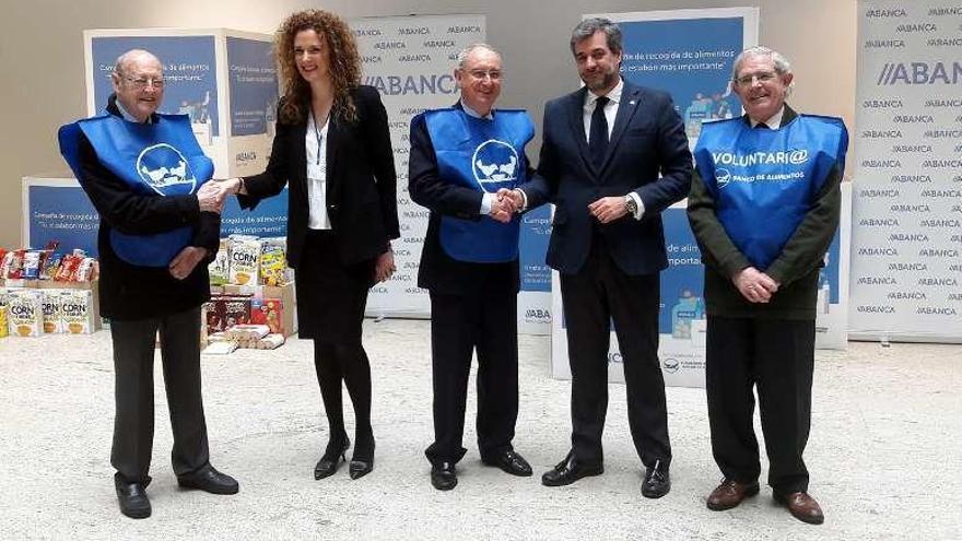 El director territorial de Abanca en Vigo, Jorge Martínez, junto a representantes del Banco de Alimentos de Vigo. // FdV