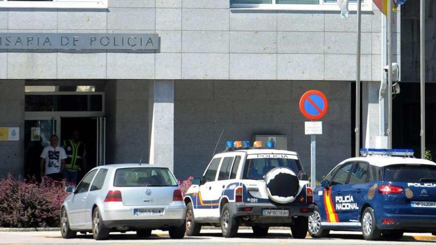 La presunta agresión se produjo sobre las diez de la mañana dentro de la Comisaría de Vilagarcía. // Iñaki Abella