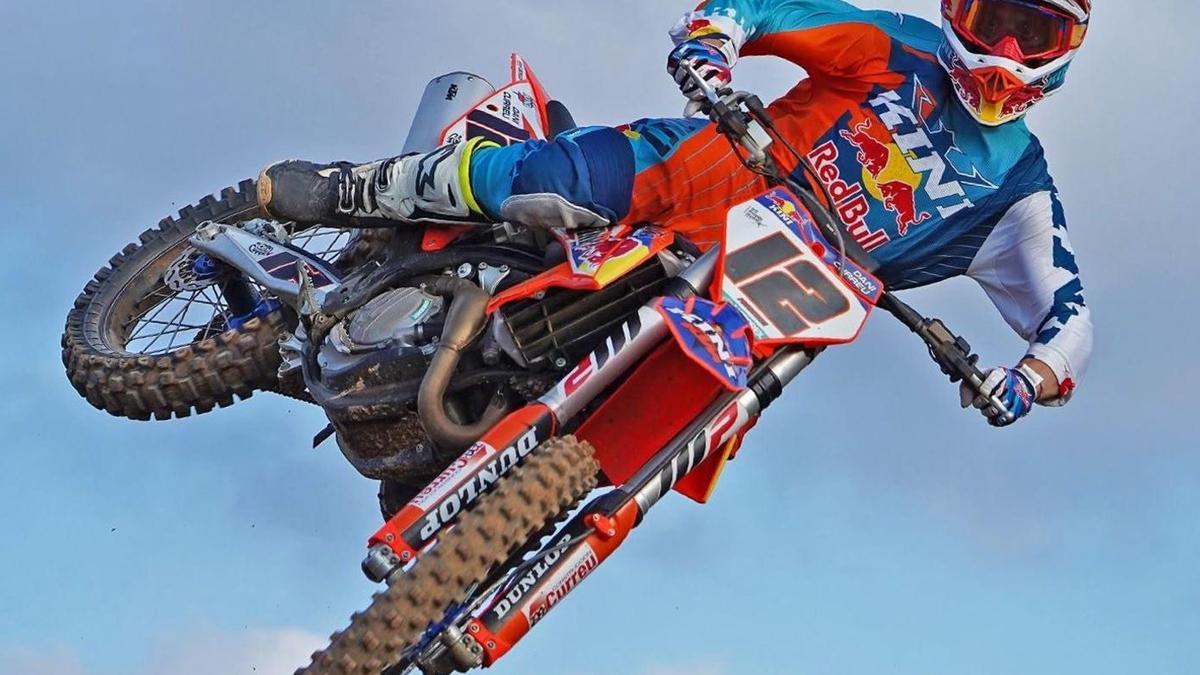 Dani Curreu haciendo una acrobacia con la moto en el aire.