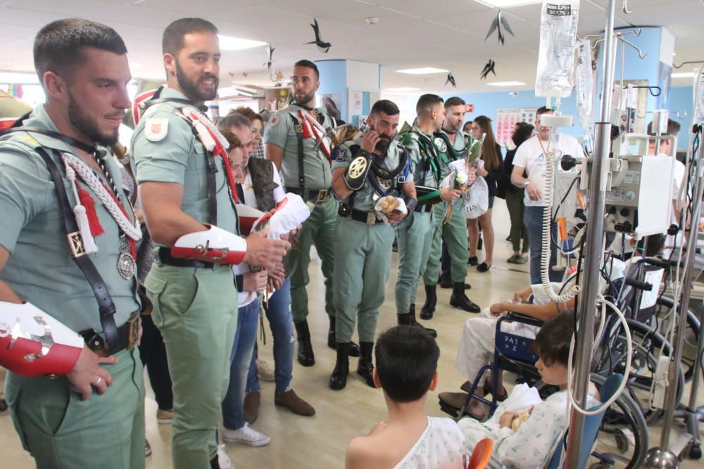 Visita de la Legión a los niños ingresados en el Hospital Materno.