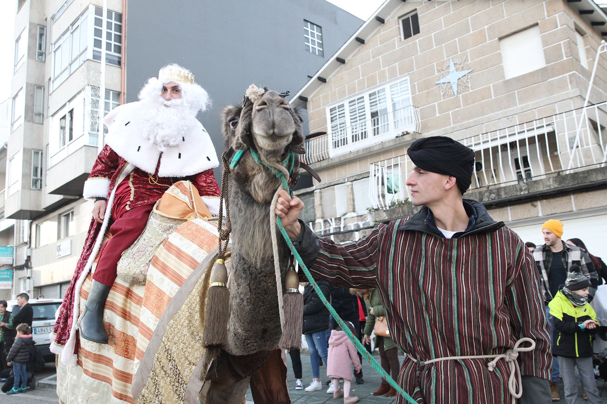 Los Reyes Magos llenan Moaña, Cangas y Bueu de ilusión