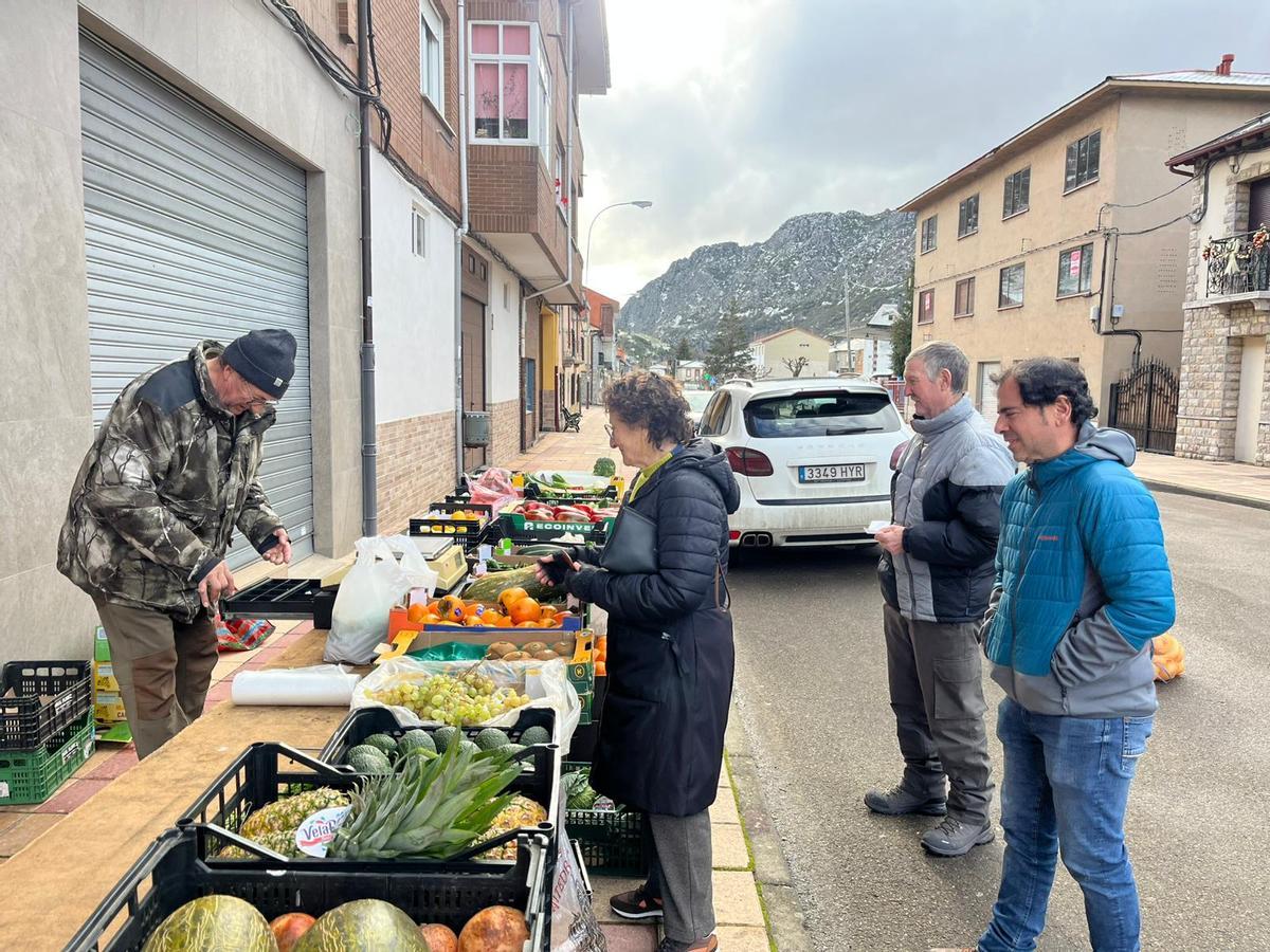 EN IMÁGENES: Tenso silencio en Villamanín tras el premio envenenado del Gordo de Navidad y los cuatro millones que faltan