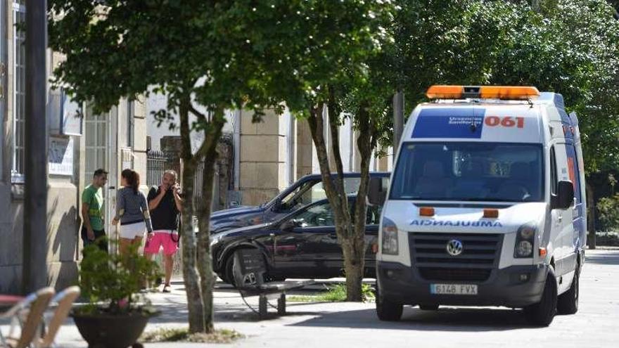 La ambulancia que atendió a la mujer, ante el centro de salud.