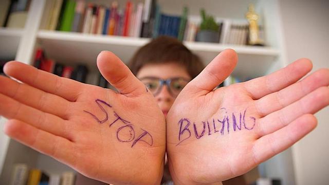 Un alumne de secundària, mostrant la seva repulsa davant del bullying.