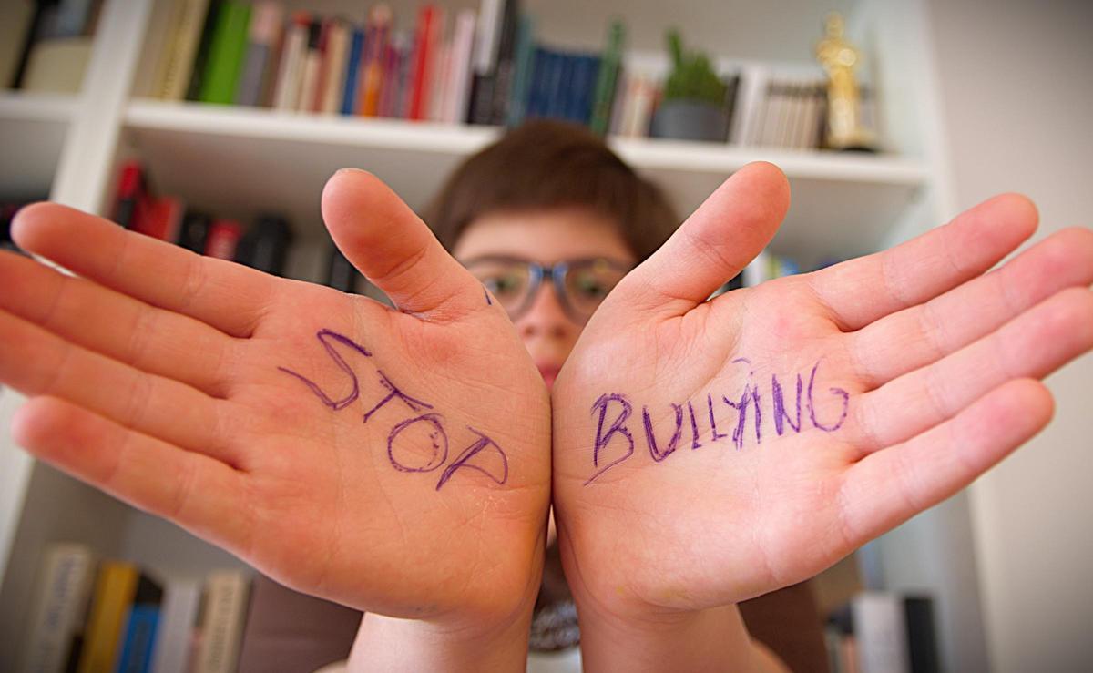 Un alumno de secundaria, mostrando su repulsa ante el bullying.