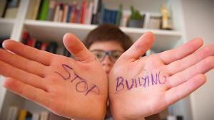 Un alumno de secundaria, mostrando su repulsa ante el bullying.