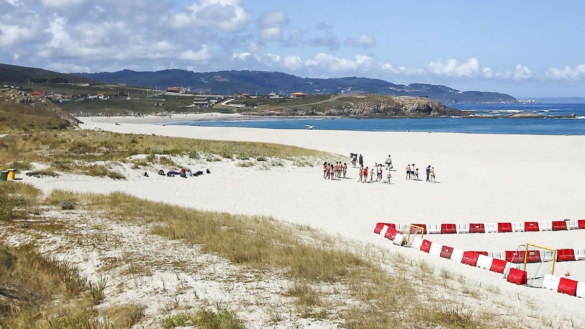 Vista de la zona de la playa de Sabón donde se prevé que discurra la línea de evacuación eléctrica. |   // 13FOTOS