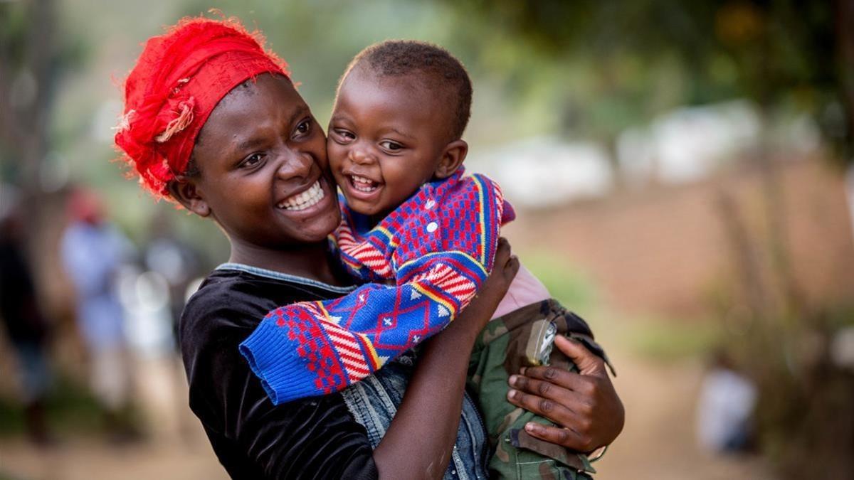 Una joven con su hijo de un año y dos meses, usuarios de un programa de apoyo de Unicef en Malawi.