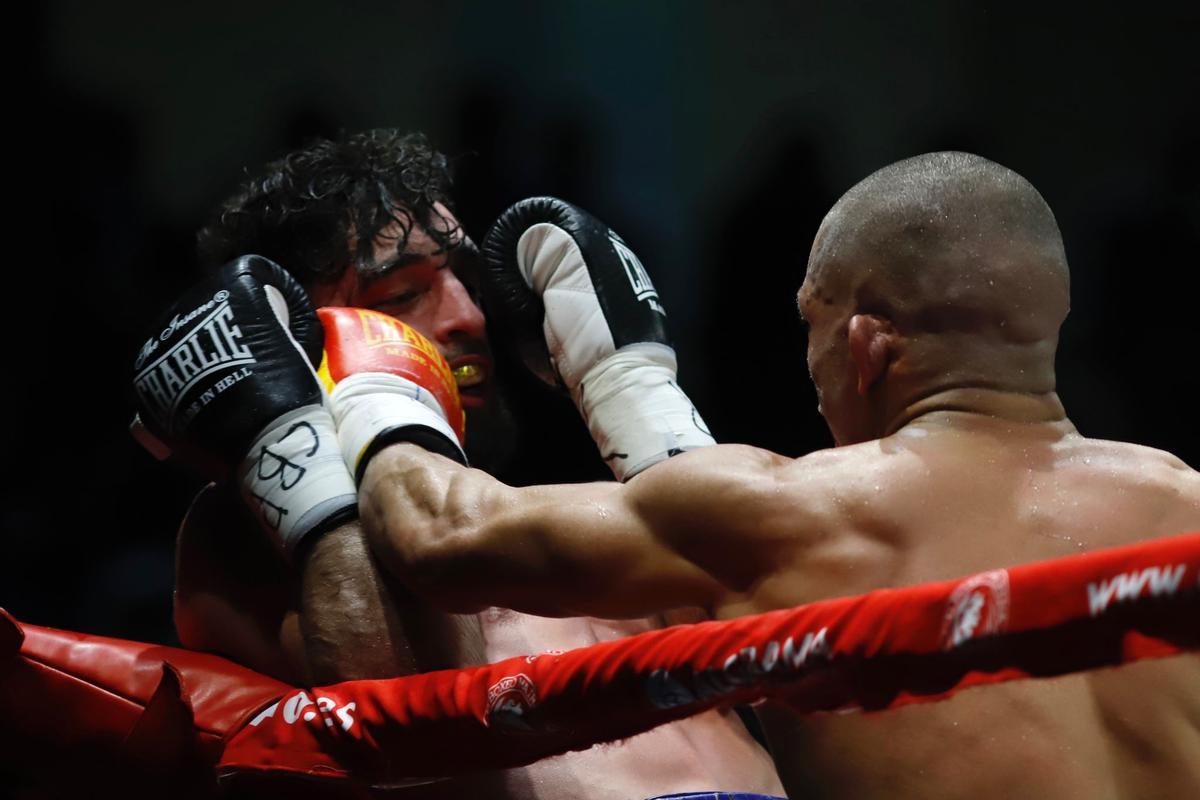 Landaeta conecta un golpe con el rostro de El Cazador.