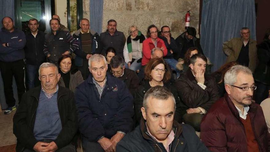 Fernando Meis, con la mano en la cara, sentado al lado de Beatriz Castro, entre el público. // Muñiz