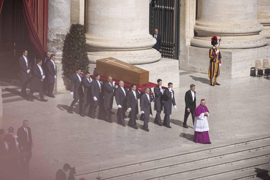 El funeral del papa Francisco en la Plaza de San Pedro del Vaticano, en imágenes