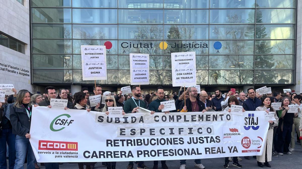 Los funcionarios reclaman mejoras salariales y más medios para afrontar los cambios en la Administración de Justicia