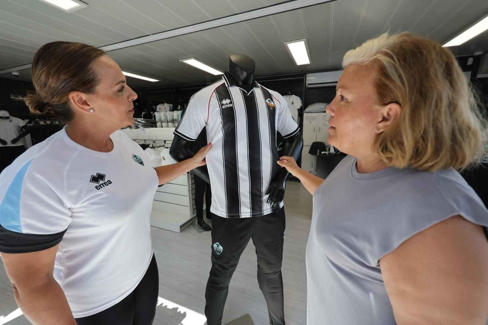 Galería | Las primeras imágenes de la nueva ropa del Castellón en la tienda del SkyFi Castalia