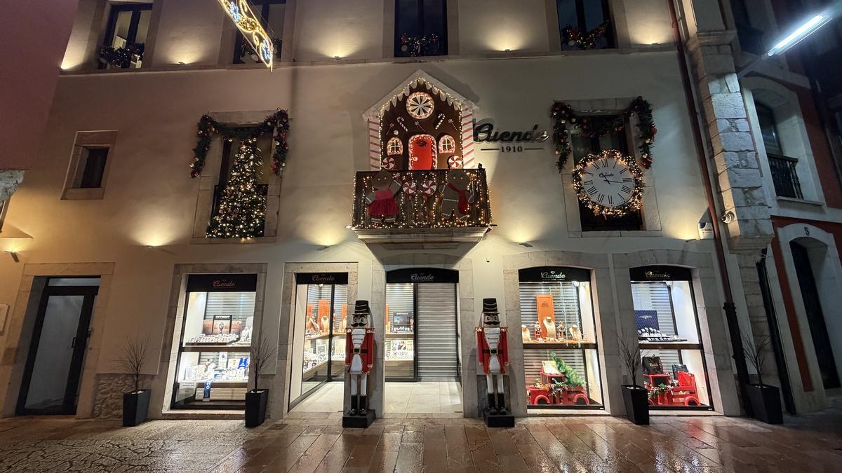 La fachada de la joyería Cuende, en Llanes.