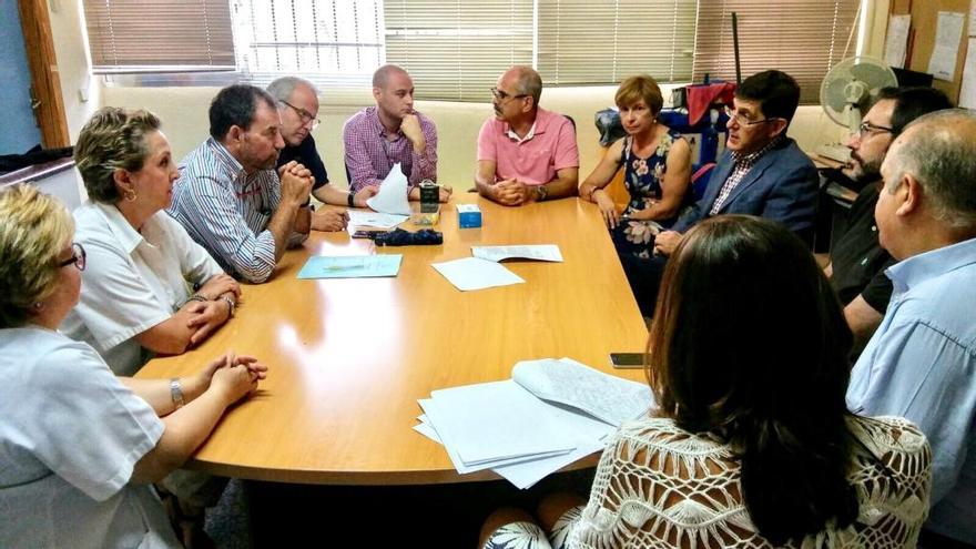 Manuel Villegas visitó el actual centro de salud de Corvera.