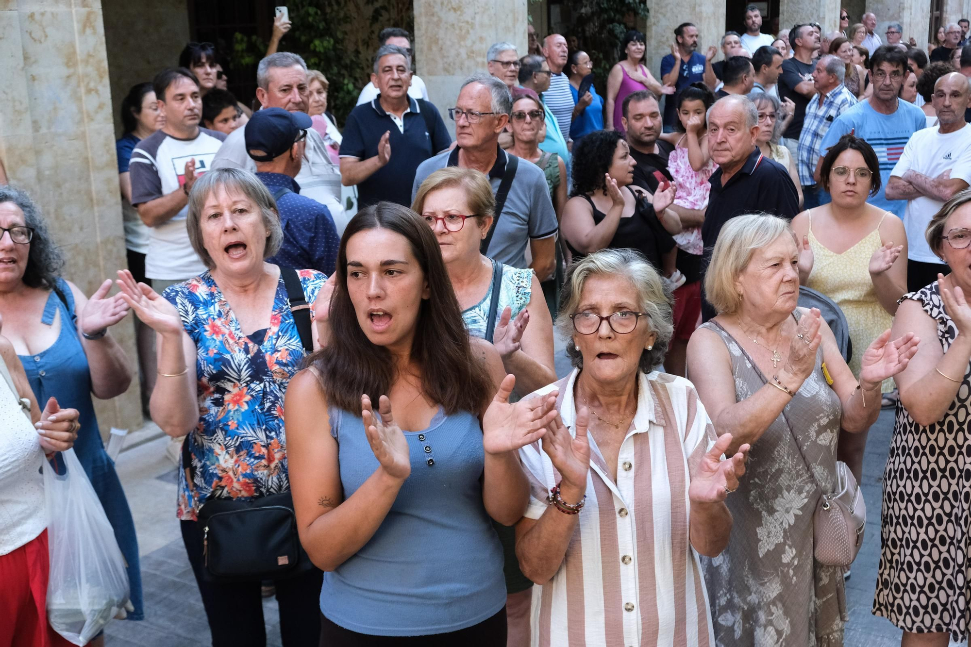 Concentración en apoyo al alcalde de Aspe