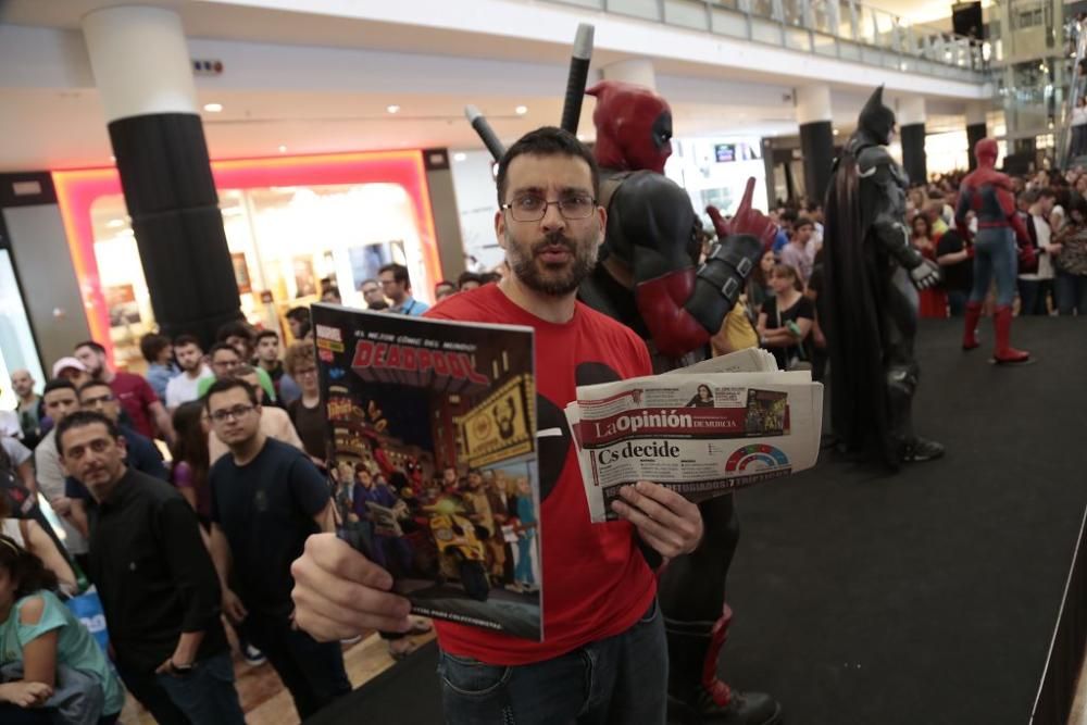 Salva Espín firma cómics de Deadpool con La Resistencia en Nueva Condomina