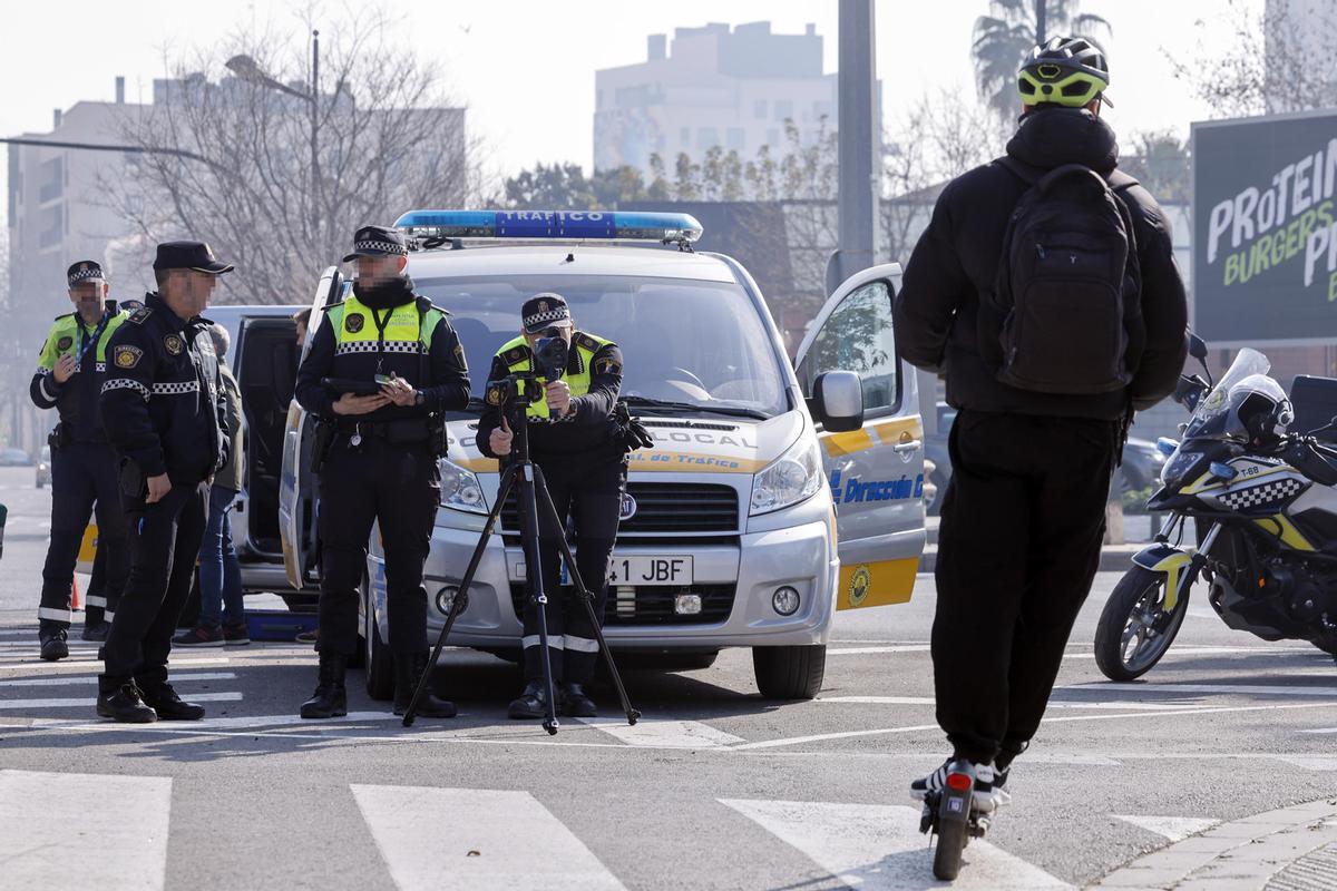 La Policía vigilando a un patinete