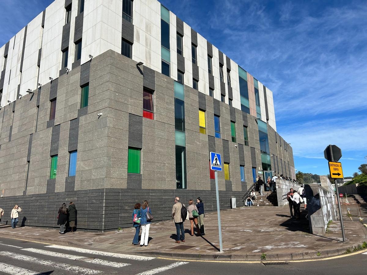 Desalojan el Palacio de Justicia de La Laguna por un aviso de bomba