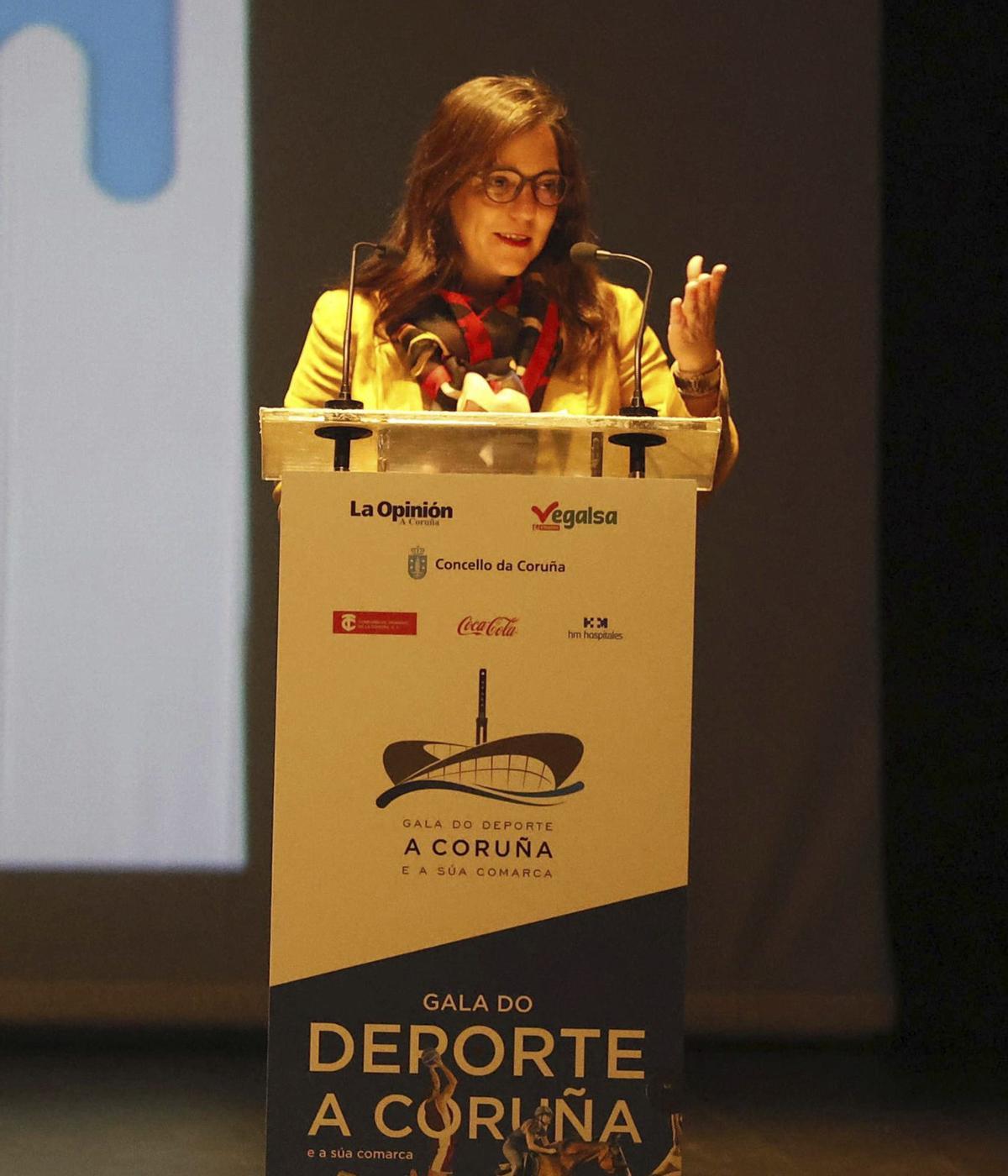 La alcaldesa, Inés Rey, durante el discurso que cerró la gala. | IAGO LÓPEZ