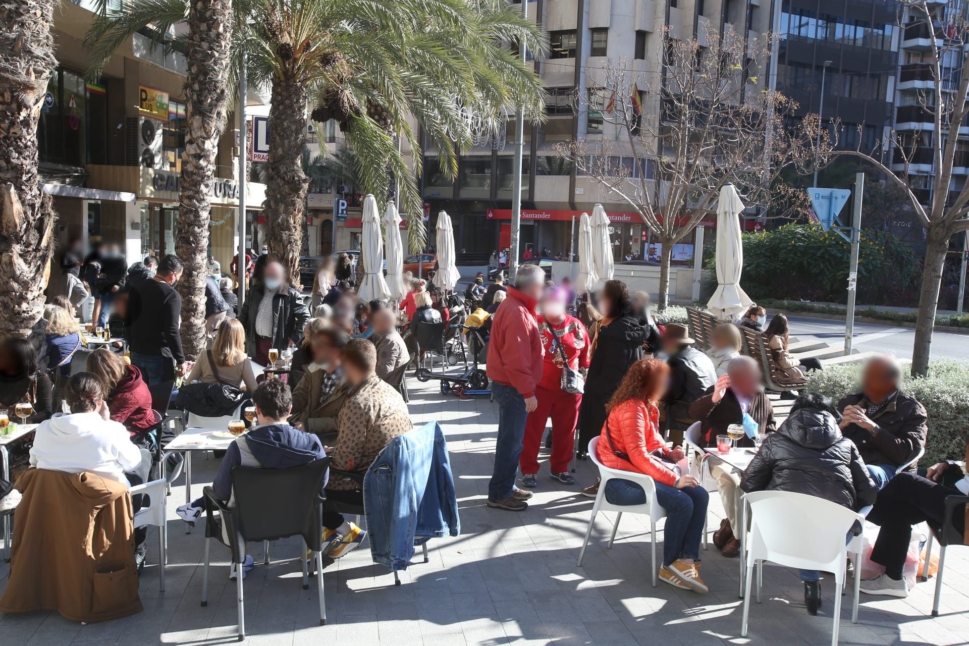 El repunte del covid y los controles policiales no frenan la “Tardevieja” en Alicante