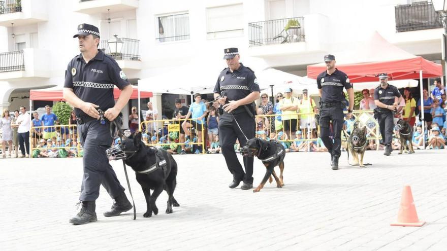 Agentes de la Unidad Canina de la Policía Local de Torremolinos, ayer en una exhibición. | L.O.