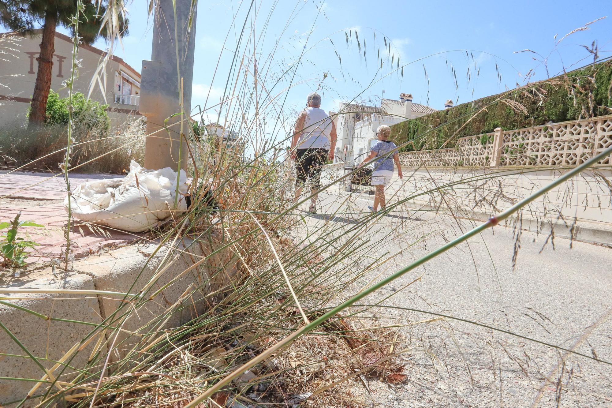 Parques en Orihuela Costa con deficiencias en el mantenimiento