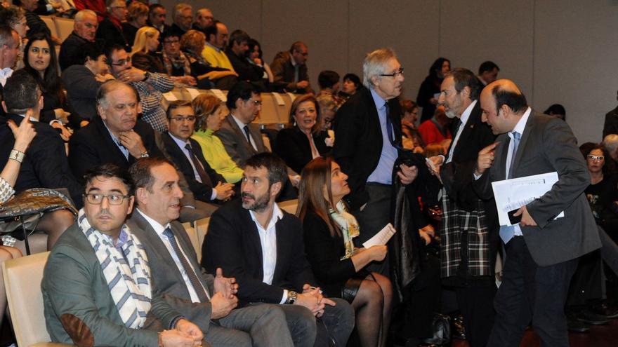 Fernando Alonso, a la derecha, y el presidente de la Fundación, Manuel Rodríguez, primero por la izquierda, en la gala de la entidad.   | // I.ABELLA