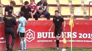 Esto no es fútbol: aficionados del Nástic pellizcan a un futbolista del Celta Fortuna en pleno partido