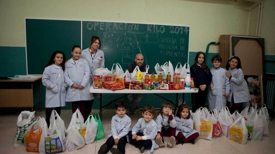 Un grupo de niños, con los alimentos recogidos en el centro.