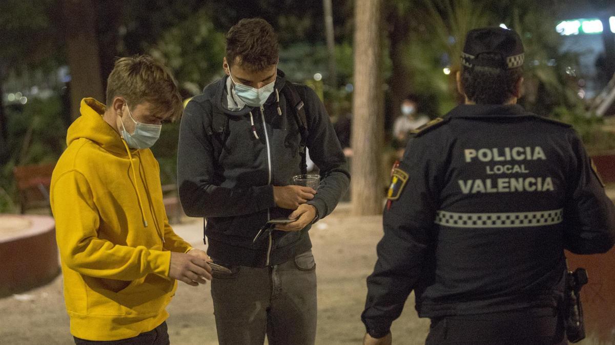 El toque de queda llega con la C. Valenciana a punto de saltar al nivel 3