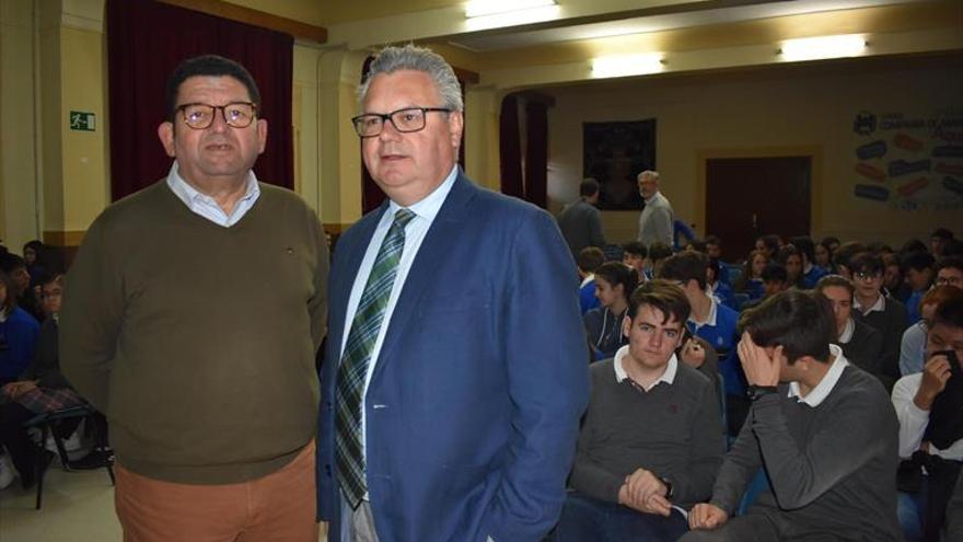 El alcalde habla del estatuto andaluz en el colegio Compañía de María