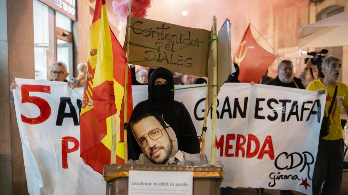 Unos manifestantes queman una imagen de Aragonès en un acto del 1-O en Girona.