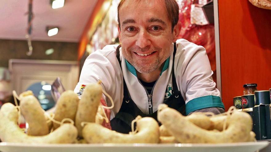 El carnisser Xavier Alemany, aquesta setmana a la parada que té al Mercat del Lleó, mostrant el seu producte amb el qual va resultar guanyador del certamen.