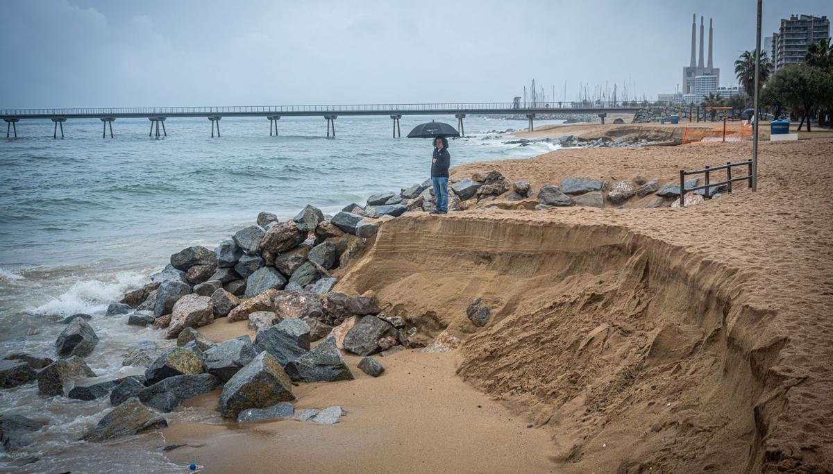 El temporal es menja bona part de les platges catalanes