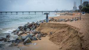 El temporal es menja bona part de les platges catalanes