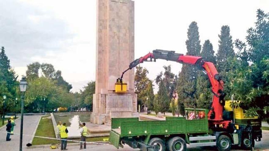 Operarios de Infraestructuras hicieron ayer catas del monumento para el proyecto de demolición.