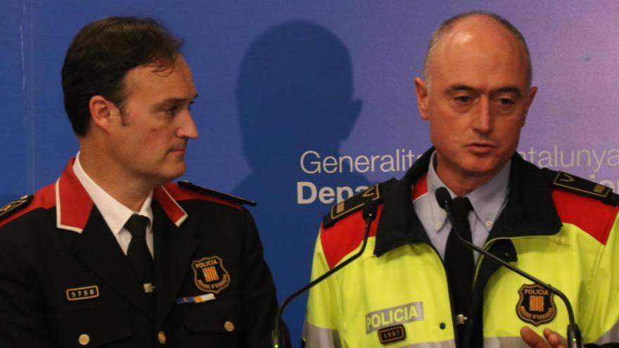 Pla mitjà del comissari en cap dels Mossos d&#039;Esquadra, Eduard Sallent, amb l&#039;inspector Lluís Miquel Venteo, durant una roda de premsa