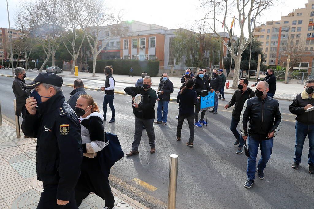 Los hosteleros se presentan en la Asamblea para recibir a López Miras