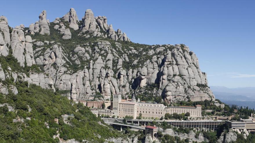 Vista general del monestir de Montserrat i el seu entorn