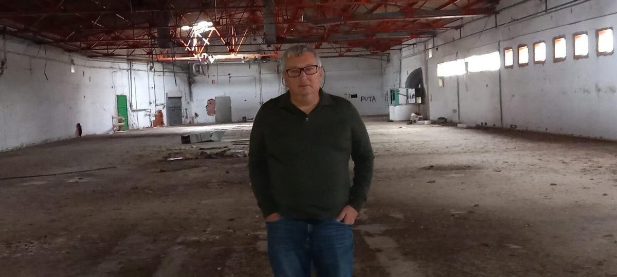 L’alcalde de Lladó, Jordi Puig, a la nau de l’antiga fàbrica de guants de làtex, que ha comprat l’Ajuntament lladonenc.