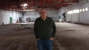 L’alcalde de Lladó, Jordi Puig, a la nau de l’antiga fàbrica de guants de làtex, que ha comprat l’Ajuntament lladonenc.