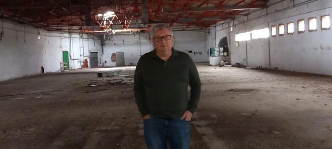 L’alcalde de Lladó, Jordi Puig, a la nau de l’antiga fàbrica de guants de làtex, que ha comprat l’Ajuntament lladonenc.