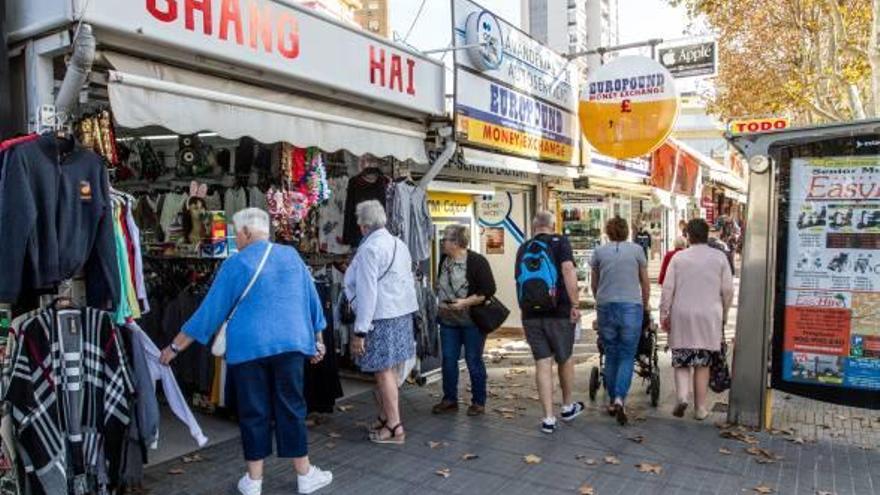 Comercios ubicados a lo largo de la avenida Mediterráneo de Benidorm.