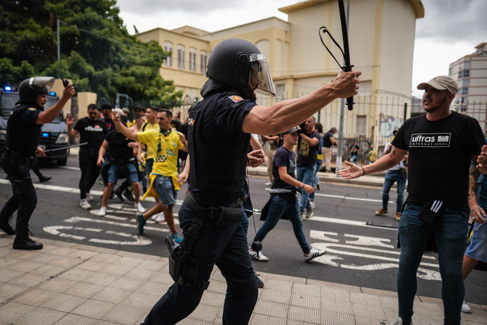 Ambiente e incidentes de la afición de la UD Las Palmas antes de llegar al Heliodoro