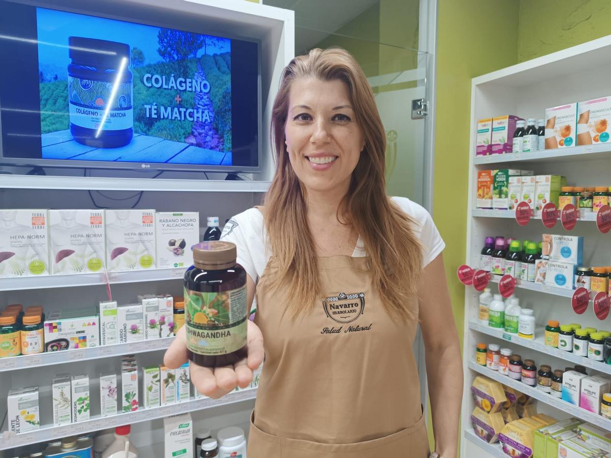 Mirela Florea, encargada de un herbolario, posa con un frasco de ashwagandha