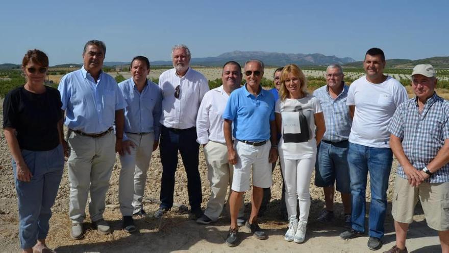 Los diputados regionales visitan la comarca para apoyar el control de los pozos.