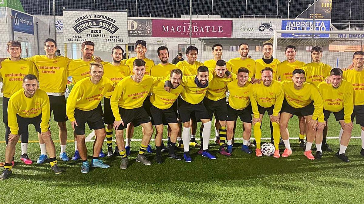 La plantilla del Cardassar posa ayer para este diario antes de su último entrenamiento previo al duelo frente al Atlético.