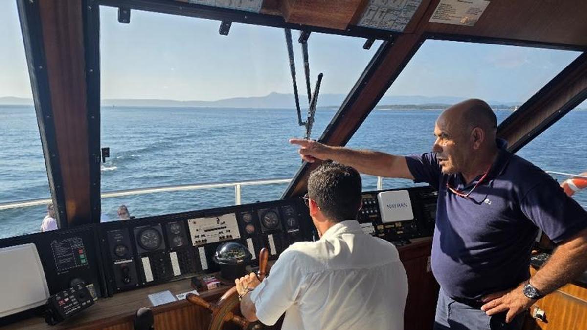 Gonzalo Naveiro, propietario de Cuceros do Ulla, conversa en el puente con el patrón del «Gran Cormorán Jet», su hijo Nacho.